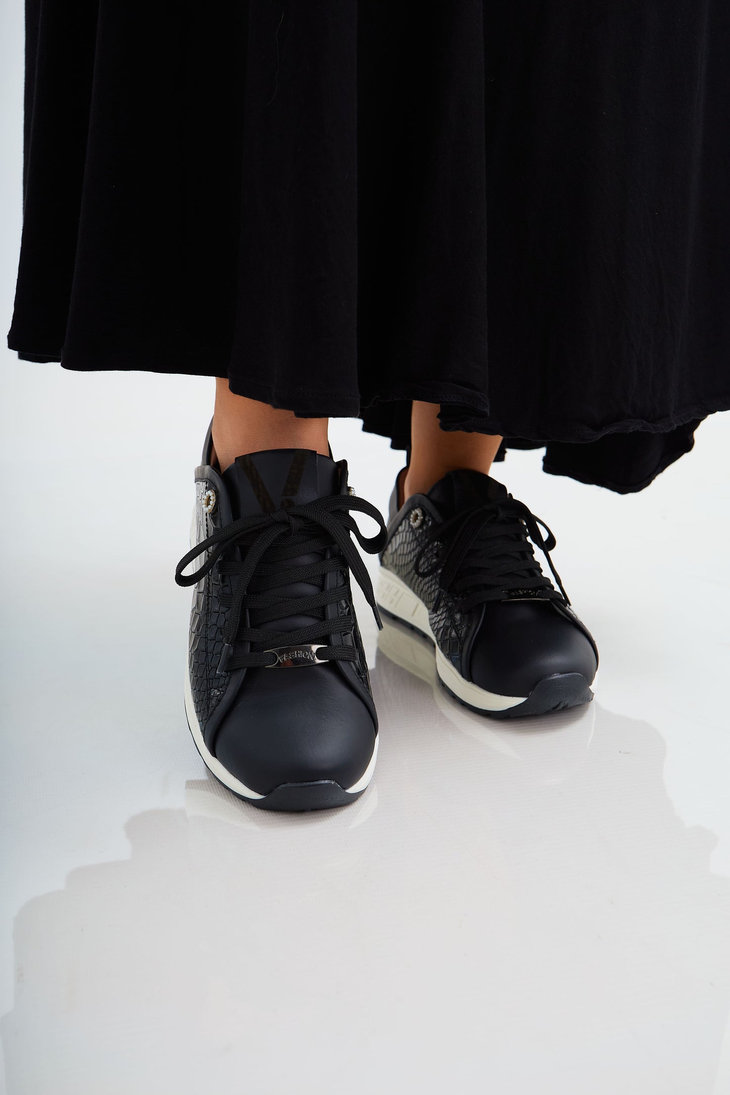 Zapatillas en cuero Val·lentia Negro 002 NN